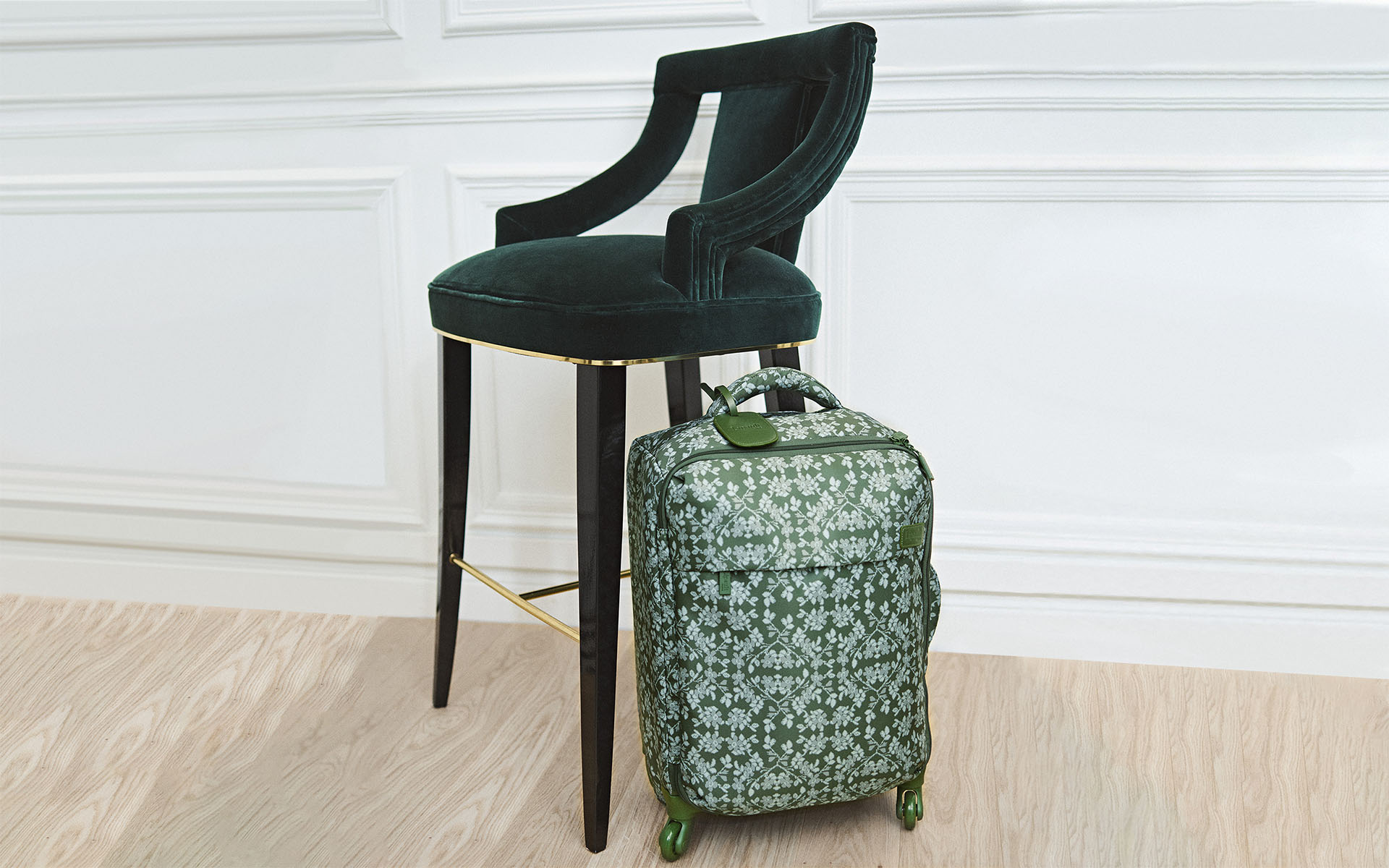 6 suitcases to put under the tree